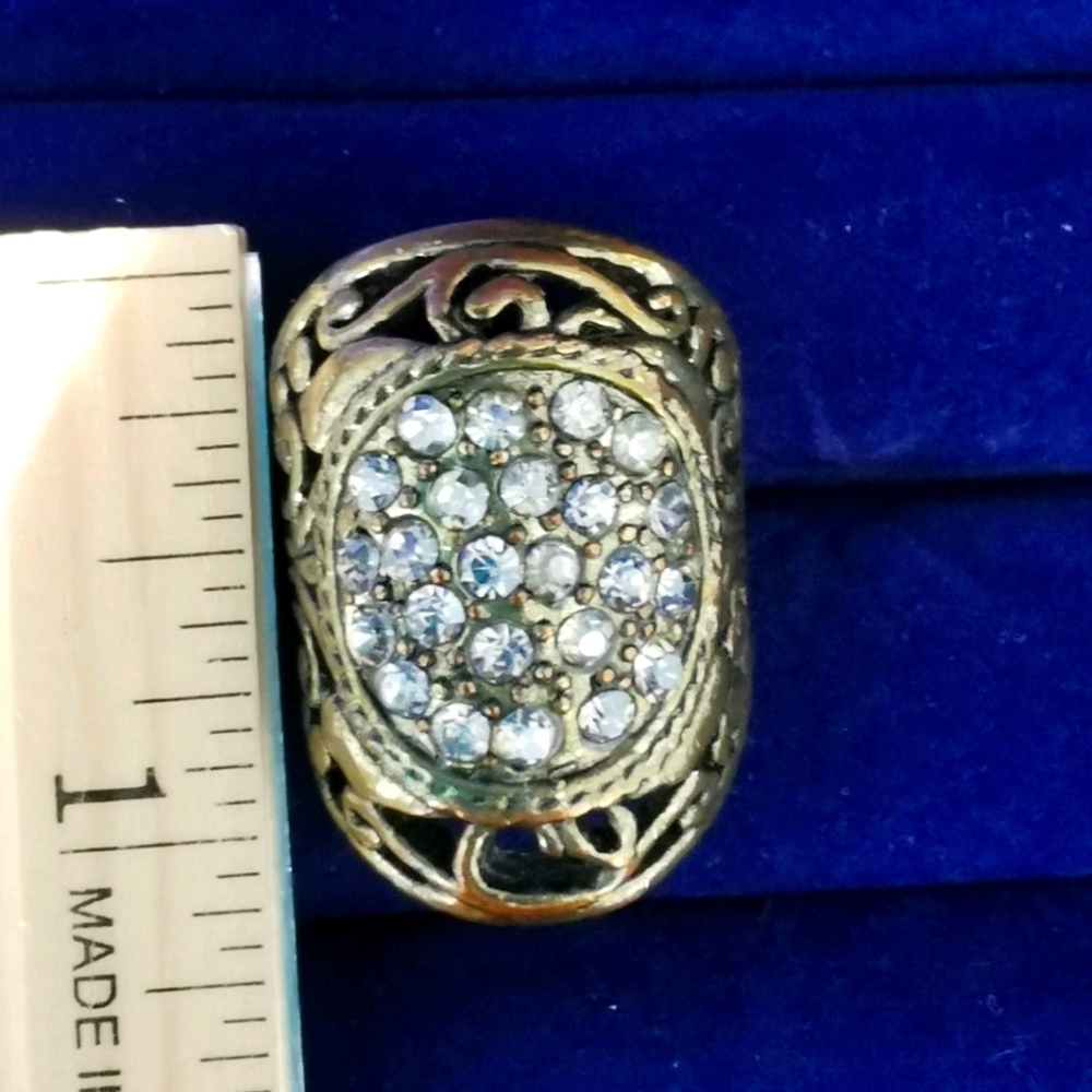 #29~NWOT Woman ring.